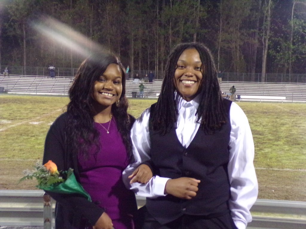 guaapgoddess_'s tweet image. #hoco2k18 🤪