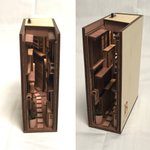 本棚が路地裏の世界に？!作り込まれたブックエンドが素晴らしい!