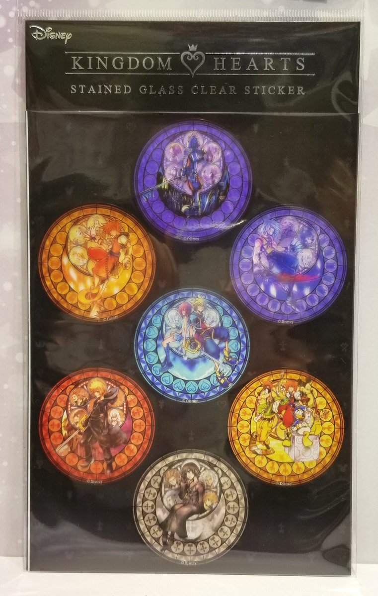 コトブキヤ日本橋 コトブキヤ日本橋1f 商品案内 キングダムハーツシリーズより ステンドグラス クリアステッカー 税込 1728 と ジェムカット カンバッジ 税込 432 が入荷しております 当店では他にもキングダムハーツグッズが展開しており