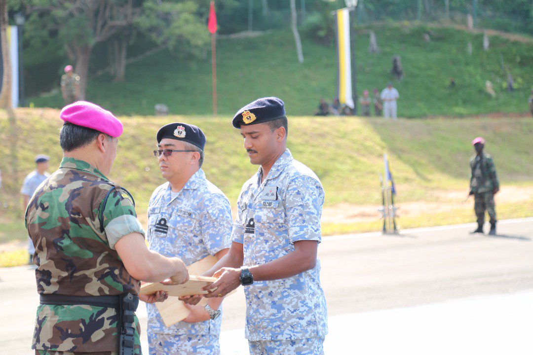tldm_rasmi's tweet photo. The real heroes of Op Fajar 8...
Kdr Nazri mantan Pegawai Memerintah @bungamas05 dan juruterbang @RMN_Airwing Lt Kdr Jason menerima Pisau Tempur PASKAL daripada TS @mykamarul
atas sumbangan mereka.
#SentiasaYangTerbaik
#NavyNews
#Kebanggaan https://t.co/tnTW4PzJ2C
