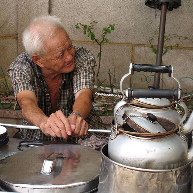obruch's tweet photo. Old Chinese man selling tea at Bangkok's China Town.
#Thailand #chinatown #teaseller #chinesetemples #chineseculture #bangkokvisit #thailandtravel #chineselanternfestival #bangkoktravel #streetsofbangkok #bangkokstreets https://t.co/QQ60uRuw8l