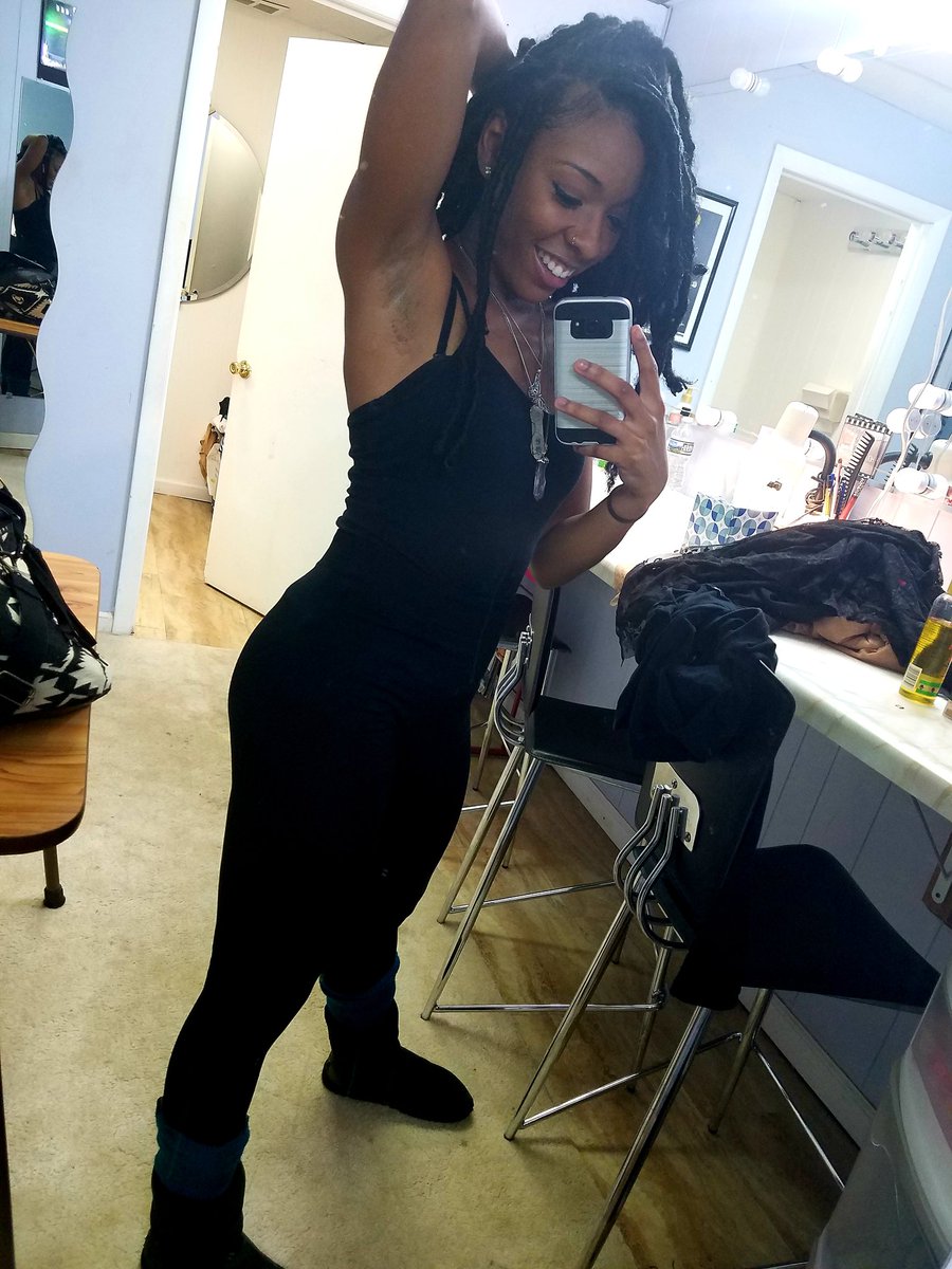 nichelle_renee's tweet photo. I have no idea why I was standing like that. 😂😂😂😂😂 My shoot went well though. 

#365DaysofTBQ 🦋 https://t.co/CDd8Xsnu2b