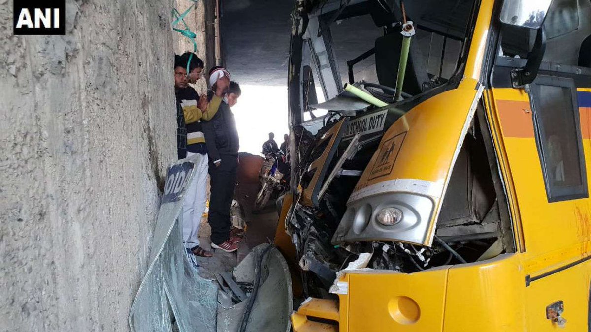 At least 12 children injured after school bus hits divider in Noida dnai.in/fLDc https://t.co/kPug6qmT9T