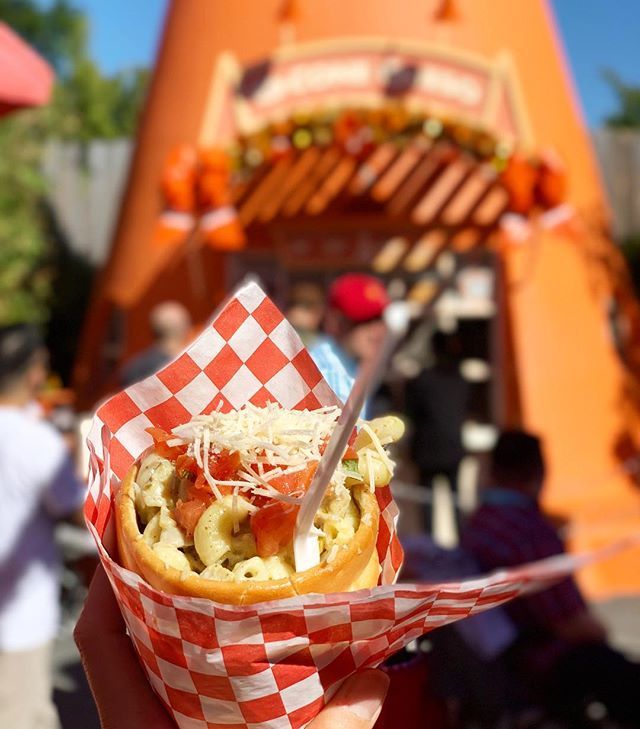 eatdrinkmagic's tweet photo. Get in line for the seasonal holiday Chicken Pesto Alfredo cone! Creamy sauce and bread cone is divine 😍
—-
📍Cozy Cone Motel, Disney California Adventure Park (Cars Land), Anaheim, CA
#disneyland #disneyeats #holidaysbeginhere https://t.co/tCZcZXNAUo