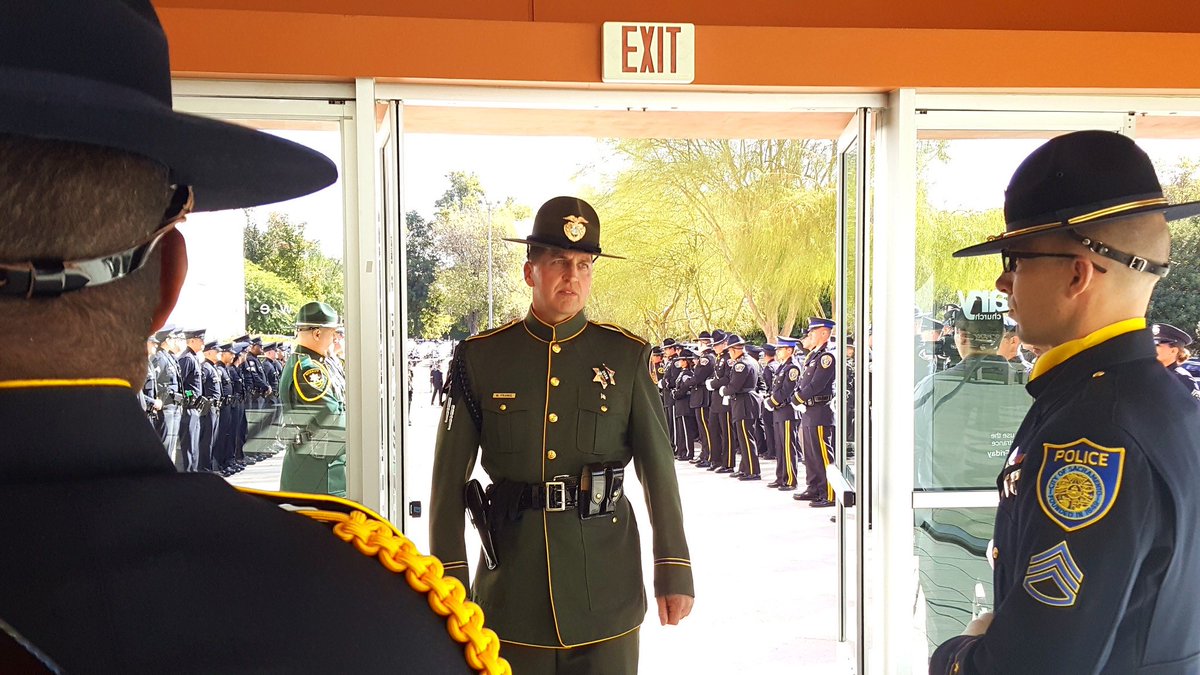 SacPolice's tweet image. It was our honor, to be present as a hero was laid to rest this week, SGT Helus @VENTURASHERIFF - your service &amp;amp; sacrifice will never be forgotten, rest easy brother  - we have it from here. 💙#ThousandOaksShooting #ThousandOaksShooting #BorderLineShooting #sacpd