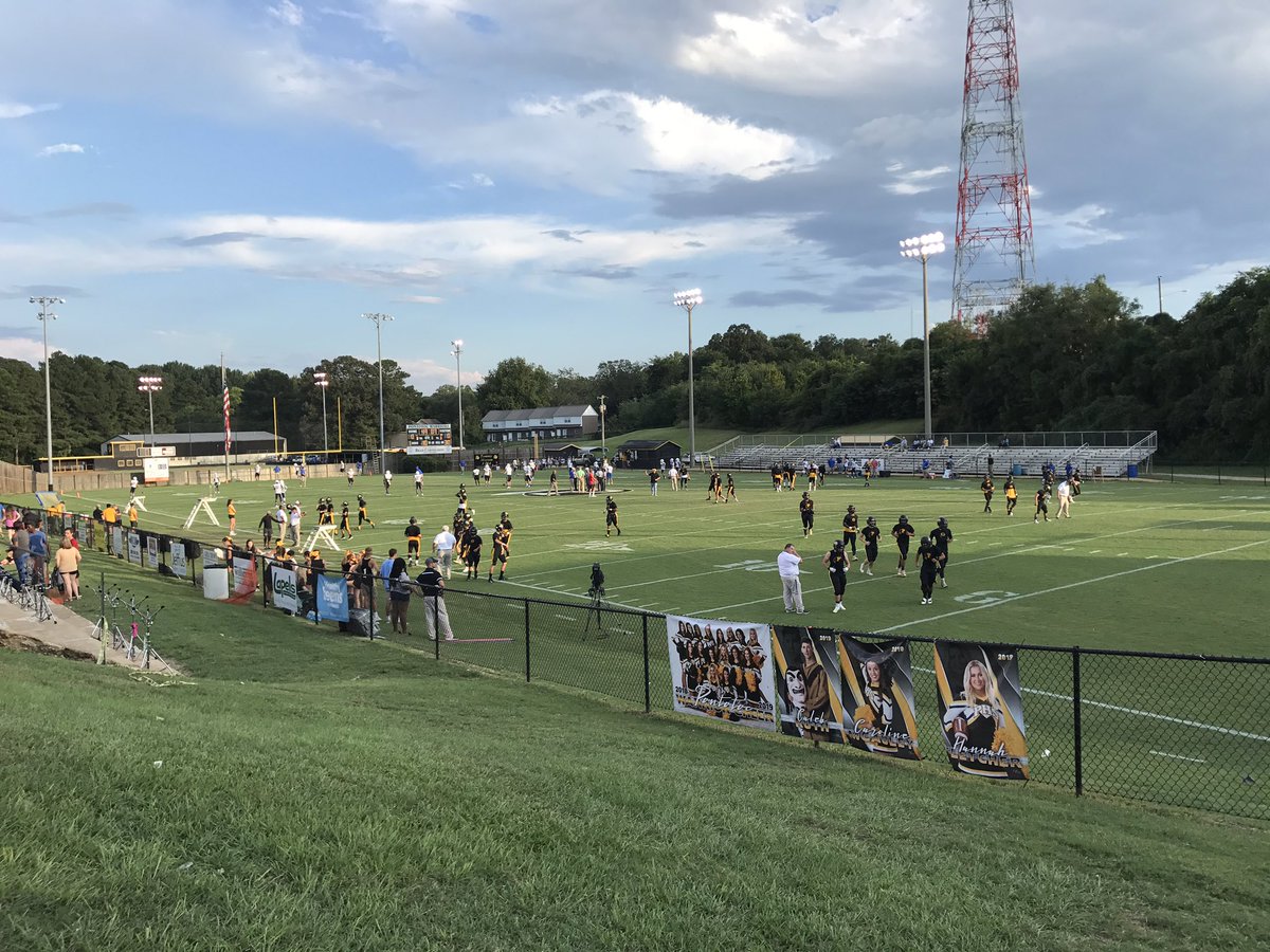 JLgrindin's tweet photo. You can't beat Pontotoc football in The Hollow. I hate it had to end for this year's team, but I'm already counting down to the start of next season. Congrats on an 11-3 run for the 2018 Warriors. #WarriorProud #WarriorStrong https://t.co/fhRPW0OOos