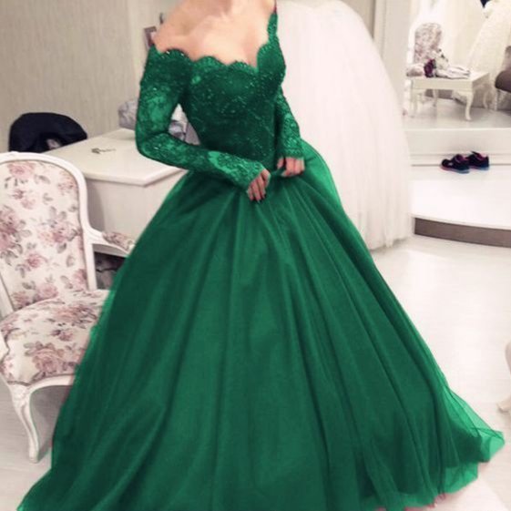 SecretlyAGirl's tweet photo. ((Open starter for all and dates))
Katie stood in a corner avoiding people. She feels a little over dressed and incredibly awkward at this so called ball.
#GarrisonBall https://t.co/O5ty4n6P9n