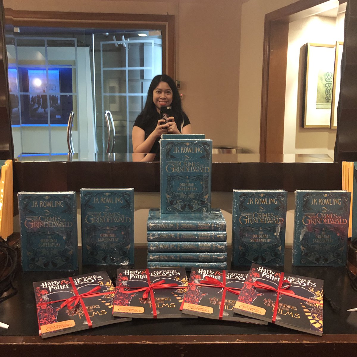 sumthinblue's tweet photo. Mirror of Erised? 😂 *grabby hands* #FantasticBeastsPh #scholasticasia #hogwartsphils https://t.co/Lmd1J7Qeh1