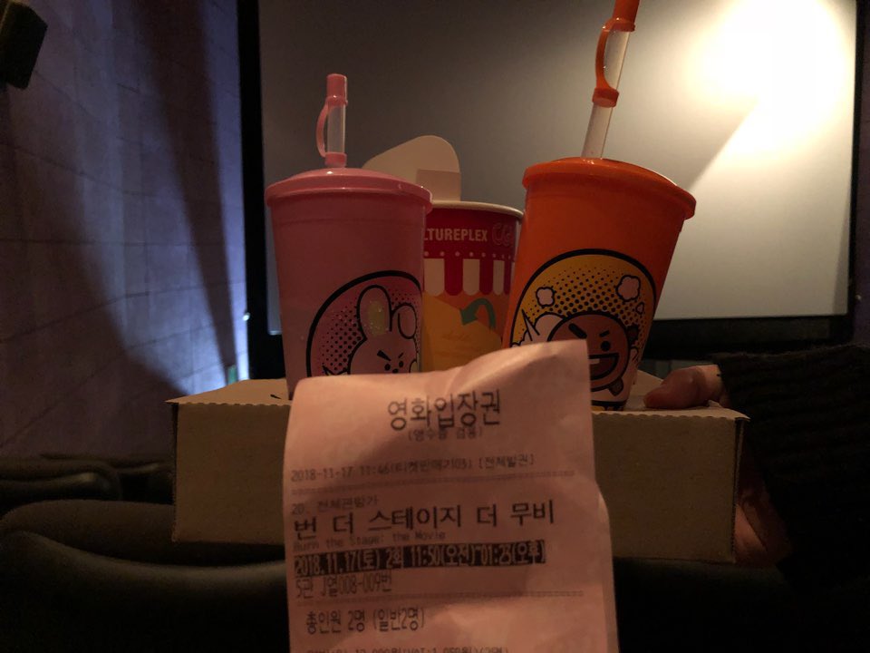 BTSTurkey's tweet photo. [17.11.2018] Son Sungdeuk Twitter Güncellemesi

[TR] Film izleme🎥
.
#BTS
#BurnTheStageTheMovie  
#😭
#sonbubu*

*Bubu: Eş/çift anlamına gelen sevimli bir Korece kelime https://t.co/mXMKnItRlp