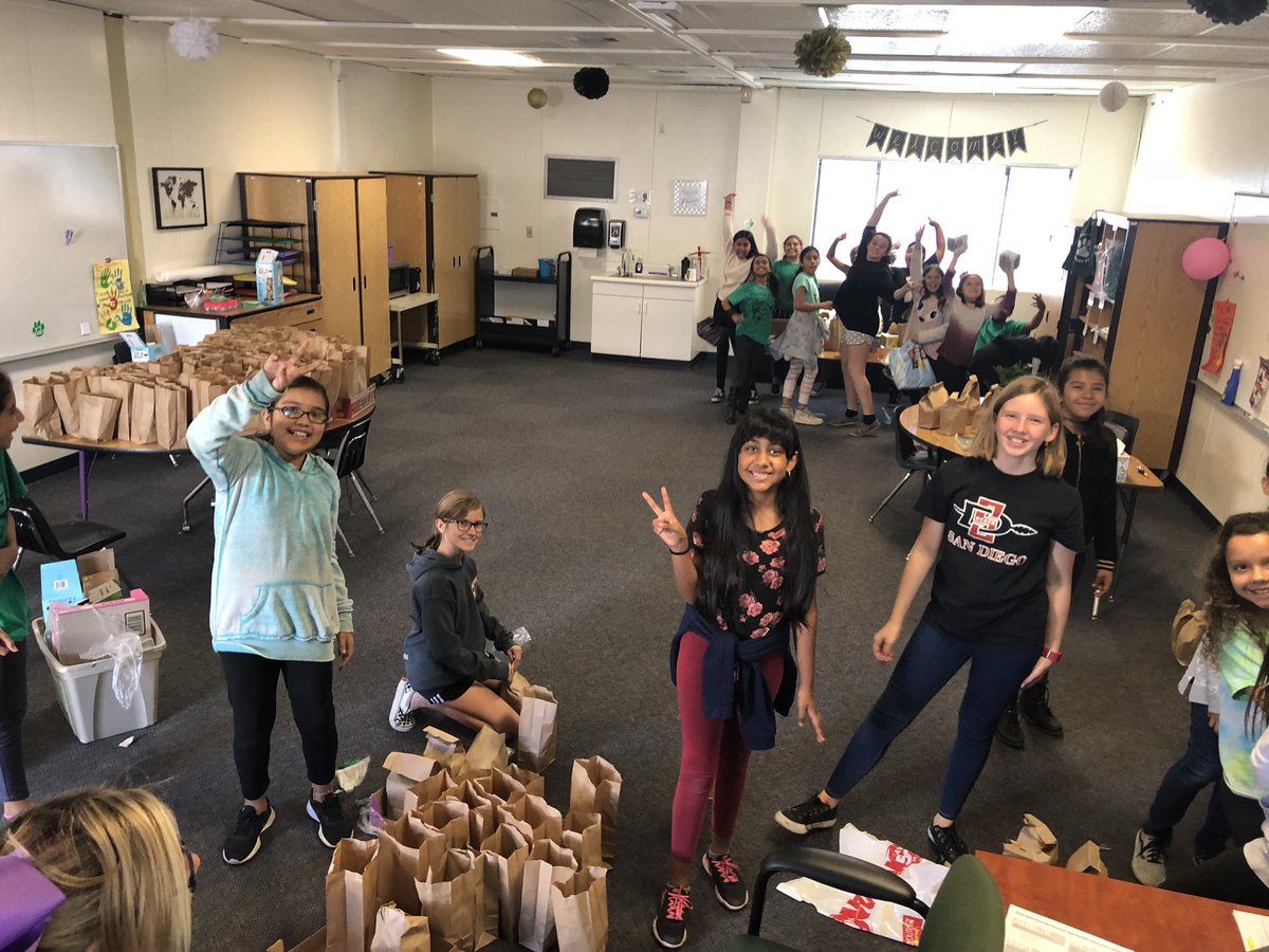 So👏🏻Thankful🙏🏼to all the families <a href="/PalomaSMUSD/">Paloma Elementary School SMUSD</a> who donated to our”Feed Those In Need” campaign!!! We were able to make 312 Lunch Bags to donate to Operation Hope In Vista!!!!! #SchoolEngagement #FutureLeaders #SchoolSocialWork #StudentCouncil #GivingBack #SMUSD
