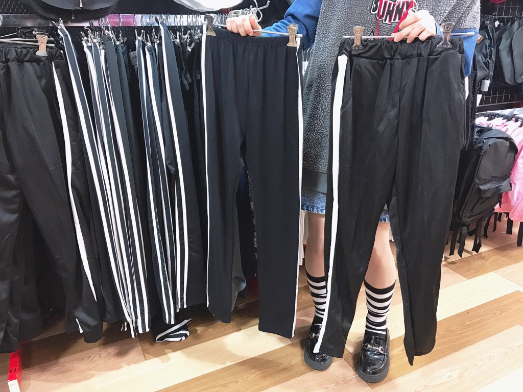 サンキューマートセントシティ北九州店 大人気のライン付レギンスから 厚手タイプのラインパンツが入荷しました ジャージのような厚みにフィット感 部屋着やお好きなコーデとの組み合わせに もちろん サンキューマートなら 全品390円 税