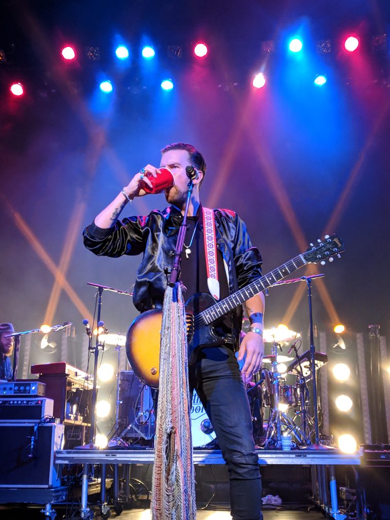 corbers's tweet photo. #tjoa picture of the night. 😍 @brothersosborne https://t.co/SfEF3r7Xru