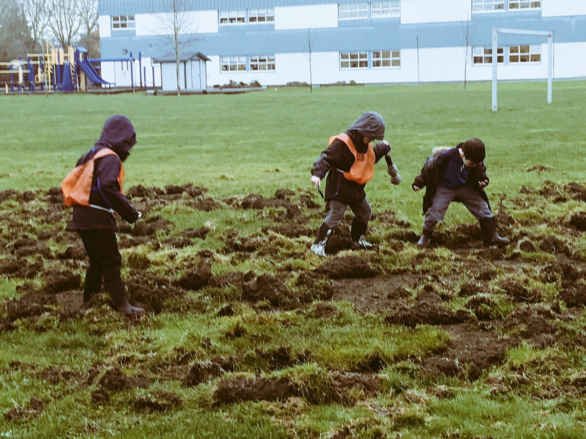 david_harel's tweet image. What a week: shared our stories of boats we made; observational drawings of the veggies growing in our tower garden;we wondered what animal dug up our school grounds and explored the area with joy; completed our first class painting  @bridgebulldogs #sd38learn #sd38french