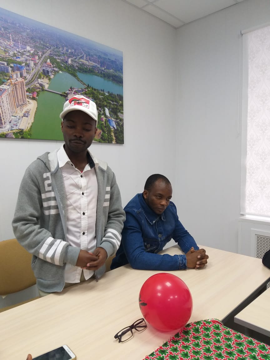 Cérémonies de clôture de la semaine du combattant, le Secrétaire Section #Russia <a href="/DrIngabire/">Dr. Thierry Ingabire,MD-PhD</a> et le Secrétaire de Bureau <a href="/Leonidas3409/">Dr.Ir. KANYARUGENDO Léonidas</a> se sont joints aux mbres de la cellule de #Krasnodar , journée célebrée dans toutes les cellules
<a href="/CnddFdd/">CNDD-FDD</a>
#Intwari2018
