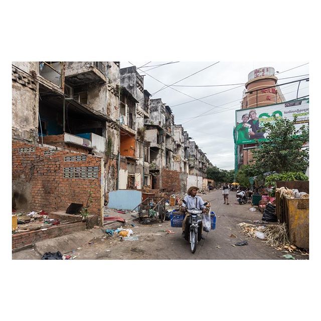 MichaelGras's tweet photo. White building - Dernières heures (2017)
※
※ ※
(English version below)

Voici le White Building de Phnom Penh avant qu'il ne soit rasé à l'été 2017. Inspiré de la Ville Radieuse de Le Corbusier, l'architecte Cambodgien Vann Molyvann supervisa, en 196… https://t.co/S768hxb0MD https://t.co/633RODIxbm