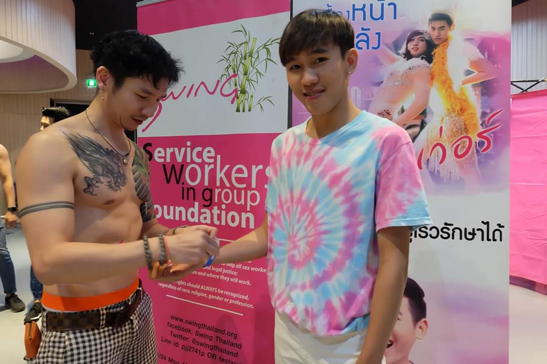 BothEak's tweet photo. น้องมาตรวจเลือดกับสวิงมะวาน คุณละตรวจบ้างหรือยัง HIV รู้ไวไม่ตายไม่อายนะครับ #PrEPposition #SetZeroHIV
#SaveSex #happygaylife https://t.co/zXUeQJSzFY