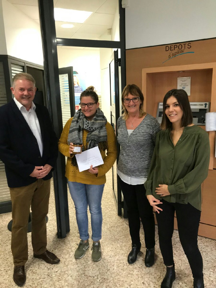 St Martin Belle Roche met à l honneur cette sympathique sociétaire avec le vice président de la caisse locale de Macon ! Fierté ! <a href="/MGoygerex/">Goy</a> <a href="/diane_delelis/">Diane</a> @Avionvoltige @MjoCatrel <a href="/MichelotDe/">Christian Michelot, President Cace De Mâcon</a> <a href="/clo/">Carvill</a>
