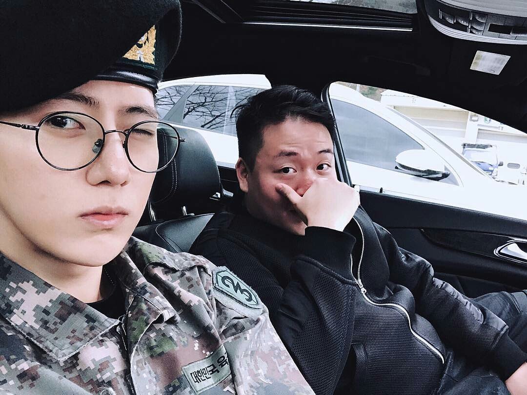 Indonesiahoneys's tweet photo. 181117 Kim Jinyoung's IG update with #JangHyunseung
caption : 씩씩한 군인 아저씨랑👍
translation : with a brave soldier 👍
#장현승 https://t.co/62YHK4ASUG