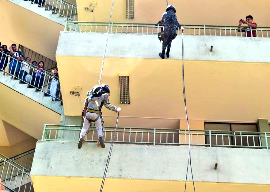 Pol_Boliviana's tweet photo. #PoliciasQueDestacan
#Cochabamba
Por 3er. año consecutivo el #GACIP fue premiado con el 1er. lugar en la FERIA DE SEGURIDAD Y BIENESTAR OCUPACIONAL #FESBO en su 5ta. versión.
Estamos preparados para estar junto a tí cuando más nos necesites.
#PoliciasDelPueblo para el #Pueblo. https://t.co/e7rvpcPOsU