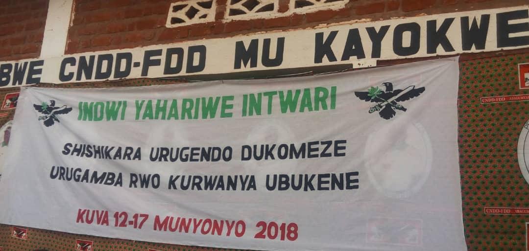 #Intwari2018:très forte mobilisation des #Bagumyabanga  de la commune #KAYOKWE à @MwaroProvince lors de la clôture des activités marquant la semaine dédiée aux Héros de la Paix, la Liberté et la Démocratie."La lutte contre la pauvreté est notre priorité ".