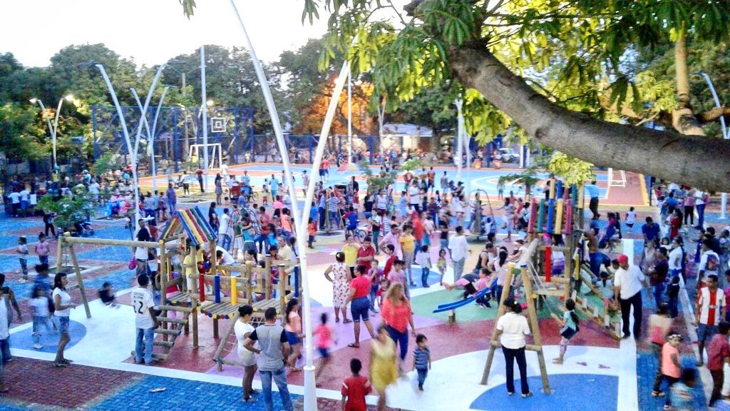 TutoUhiaAlcalde's tweet photo. El #ParqueLaVictoria pasó de ser un lugar abandonado y en mal estado, a un importante club social que integra a las familias de la comuna cuatro. Esto es la reivindicación de los recursos públicos: inversión social donde más se necesitan. #LoHacemosPosible✔️ https://t.co/xMaQTdqeab