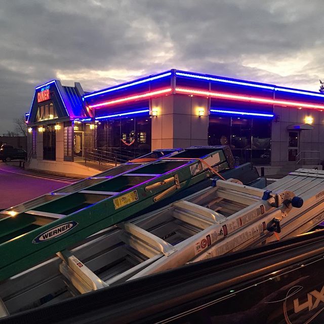 MWDesignsNY's tweet photo. Getting the weekend started with the first in a series of painted windows at Long Island Diners. #longislanddesign #windowart #alwayshandpaint #seasonalart #windowpainting #goodeats #longisland #mwdesignsny https://t.co/A7D99KmYSM