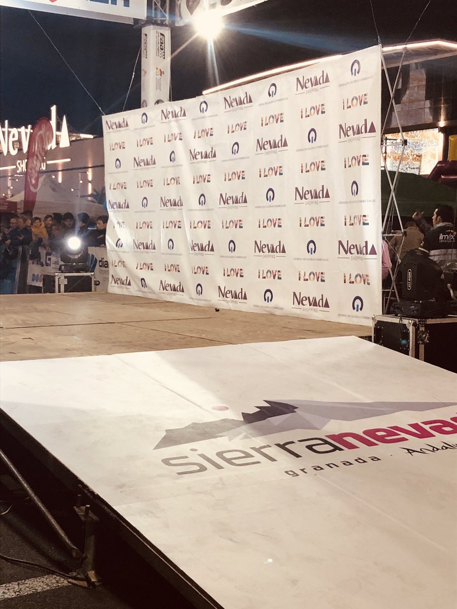 novumeventos's tweet photo. Nuestros #azafat@s colaborando con @HMSGOfficial @Hyundaigranada en el #rallyeprimerasnieves2018 #eventprofs #eventosdeportivos https://t.co/Z9dug71wI4