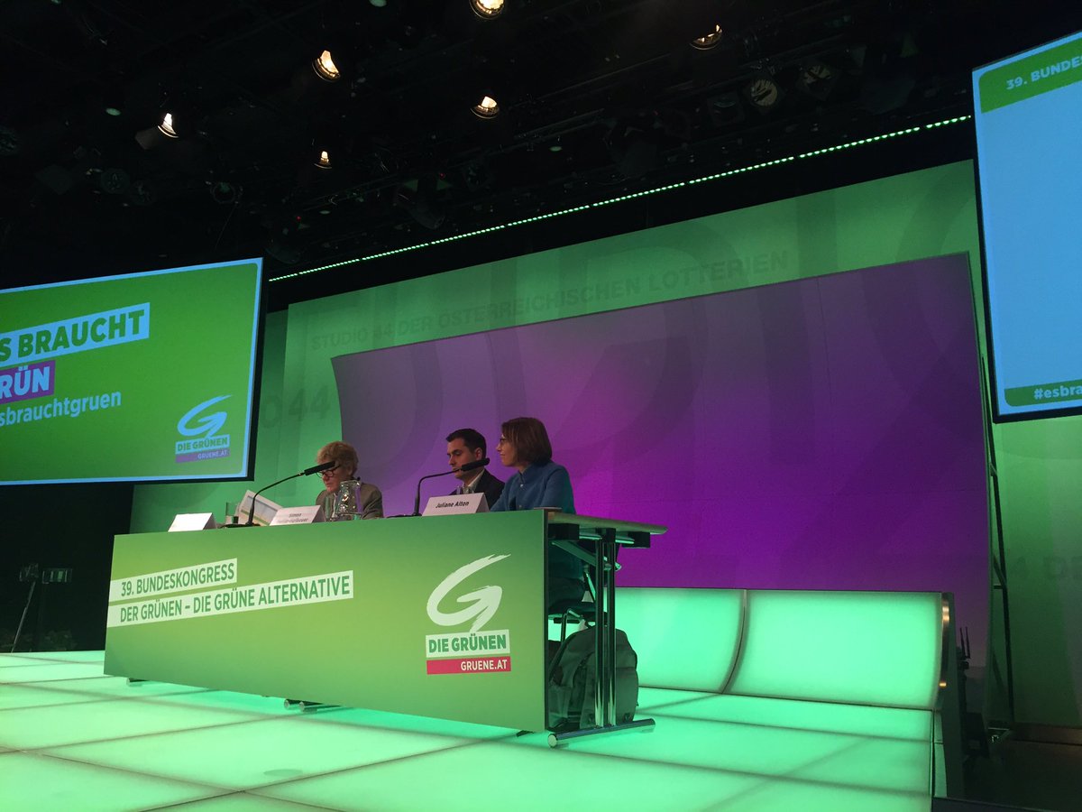 diegruenen's tweet image. Zwischendurch ein Dankeschön an @JulianeAlton, @simon_hofbauer und @JKickert für die manchmal undankbare Arbeit, die Glocke zu läuten und für Konzentration zu sorgen. #Präsidium #esbrauchtgruen
