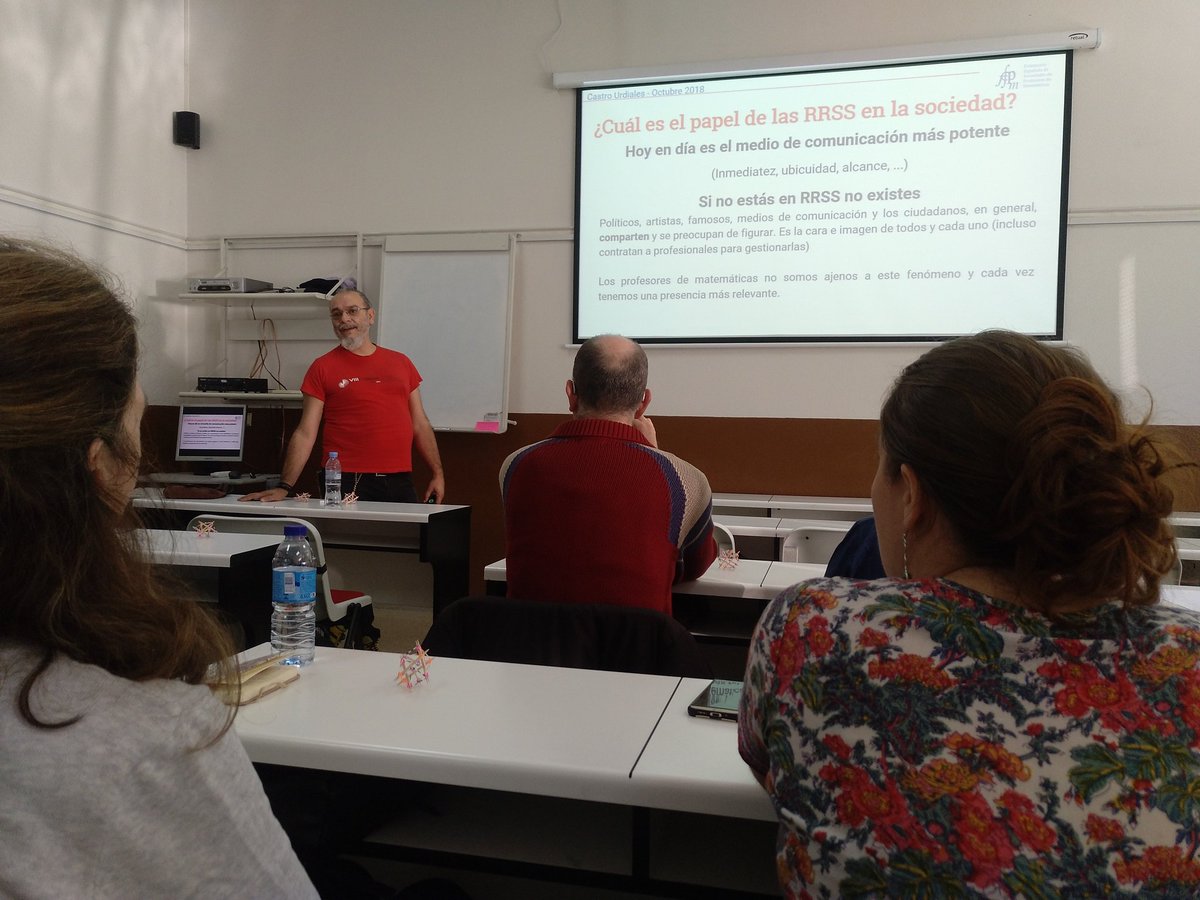 SMPM_EC's tweet image. @calvitovete contando las conclusiones del seminario de matemáticas y redes sociales de @fespm_es 
#matematicasrrss