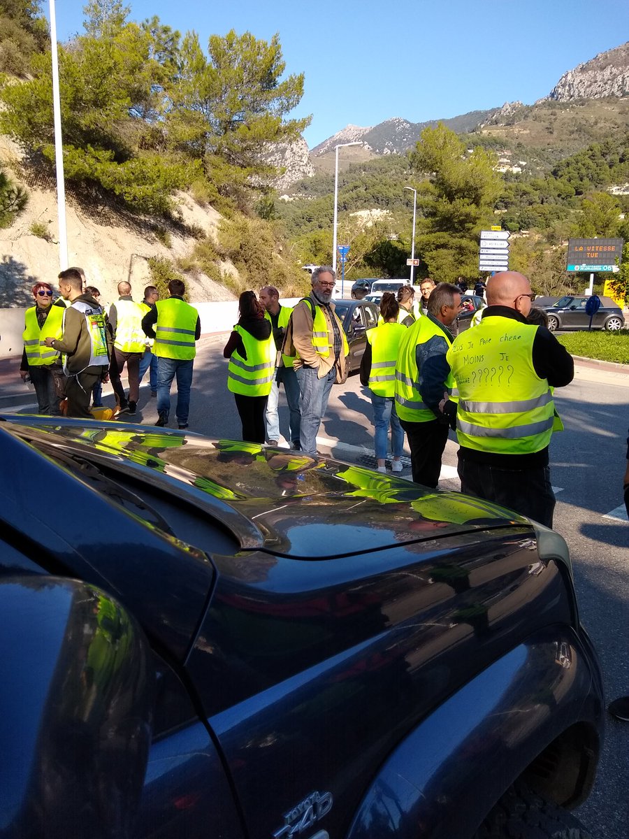 #GiletsJaunes06 : "Une heure et demie" sur les routes bloquées entre la sortie d'autoroute et le premier rond-point qui mène à Menton, dit un automobiliste.