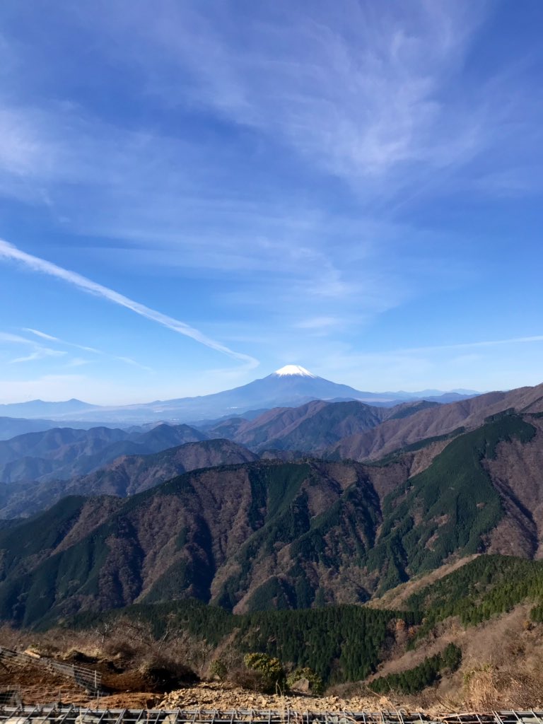 errkoaa's tweet photo. 丹沢山の景色最高🏔✨！
富士山近くてびっくり。今日は登山日和だねー
＃尊仏山荘
＃山登り初心者 ＃カップラーメンはシーフード https://t.co/QM7TFR4m22
