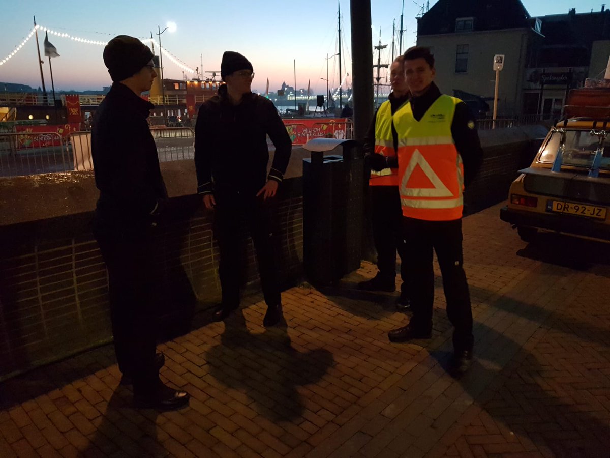 afluit2's tweet photo. Studenten HTV Deltion College helpen mee bij de intocht van Sinterklaas in Kampen. #intochtsinterklaas #verkeerregelen #deltion #Sinterklaas https://t.co/WM3VE7cz5N
