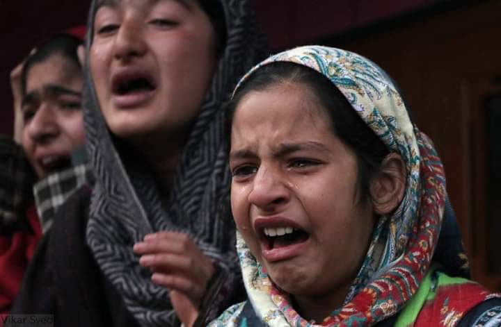 juned_wani's tweet photo. Such brutality in the name of so-called "Azadi"👇
Terrorists of Hizbul Mujahideen killed an innocent youth of 11th class student Nadeem Manzoor in Pulwama and released a barbaric video.

Sisters of Nadeem crying their heart out over the death of their brother.😢
#Kashmir https://t.co/vza7tu7Web