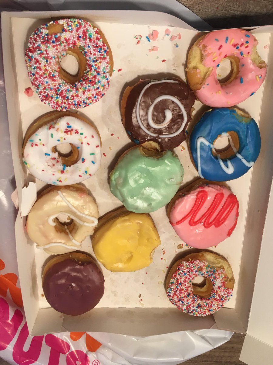 Da haben meine zwei Kinder wohl ihre Donuts markiert. Immerhin bei Dreien wurde nicht abgebissen. Ich nehme an, die dürften dann für den Kaffeebesuch sein 🙈.