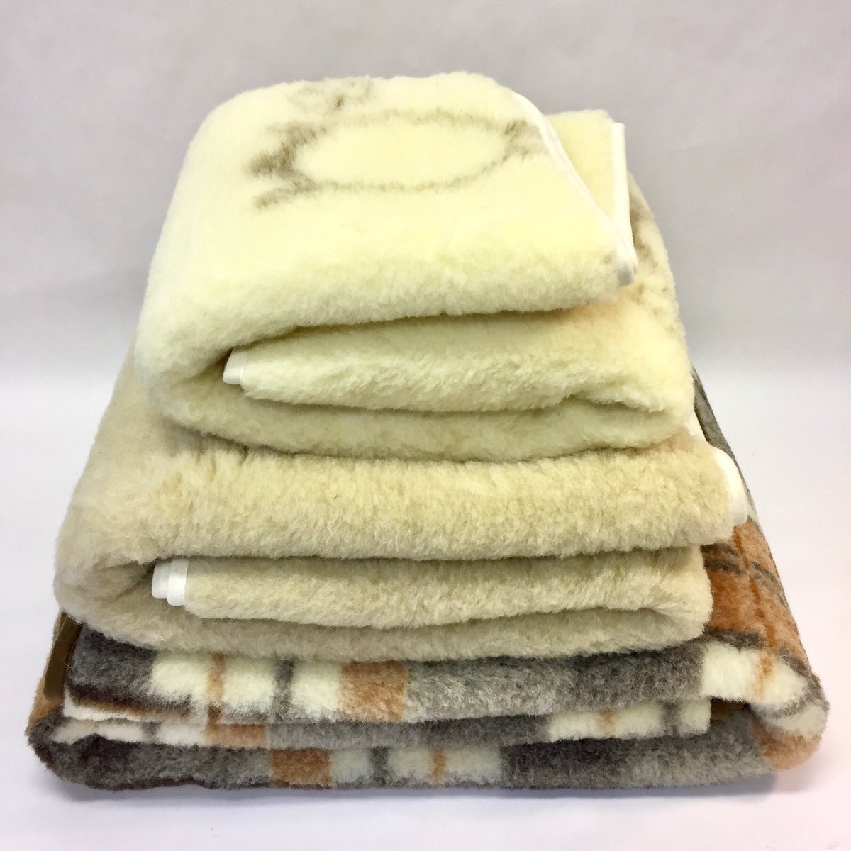 GoodWoolGoods's tweet photo. Upp till 20% #rabatt på #ullprodukter! 🐑 https://t.co/cFIk1zCyFn 🐑 #fraktfritt #ullsängkläder #ulltäcken #ullyogamatta #ulltofflor #riktigtbrapris #middseasonsale
#merinoull #rea #ullbäddset #inspiration #heminredning #vardagsrum #ullfilt #sovrum #sovgott #presenttips https://t.co/Jy5GxXlFlk