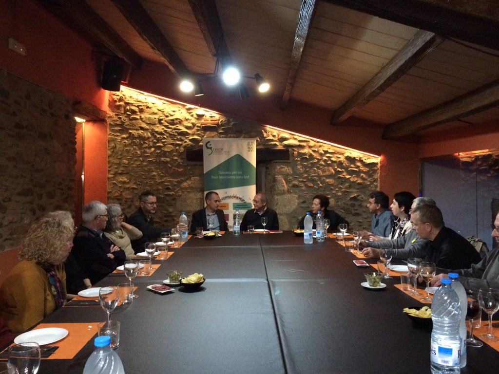 joaquimdeulofeu's tweet photo. Sopar tertúlia en el Cercle Econòmic i Social Baix Montseny amb Amadeu Barbany, empresari del #retail, gran persona, humanista, implicat en el seu entorn, parlant de retail i d’implicació social #valorsretail @weareiaios un altre exemple de #modelCEOretail #excellenceretail https://t.co/juG8574Lww