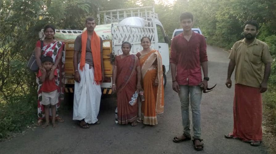 UllekhaMhMandal's tweet photo. #ಗೋವಿಗಾಗಿ_ಮೇವು
#ಗೋದೀಕ್ಷೆ #ಅಕ್ಷರದೀಕ್ಷೆ
@SriSamsthana ದಿಗ್ದರ್ಶನದಲ್ಲಿರುವ ಪೆರ್ಲ ಬಜಕೂಡ್ಲು @Amritadhara ಗೋಶಾಲೆಗೆ ಮೇವು ಹುಲ್ಲು ಸಾಗಾಟ ಶ್ರಮದಾನ
ಗುಂಪೇ ವಲಯ 12-11-18
#Mullerya_Havyaka_Mandala 
@Kamadugha_SRPM
@mulleriamandala
@dk_gouparivar
@HMahamandala https://t.co/EFuxFibfRi