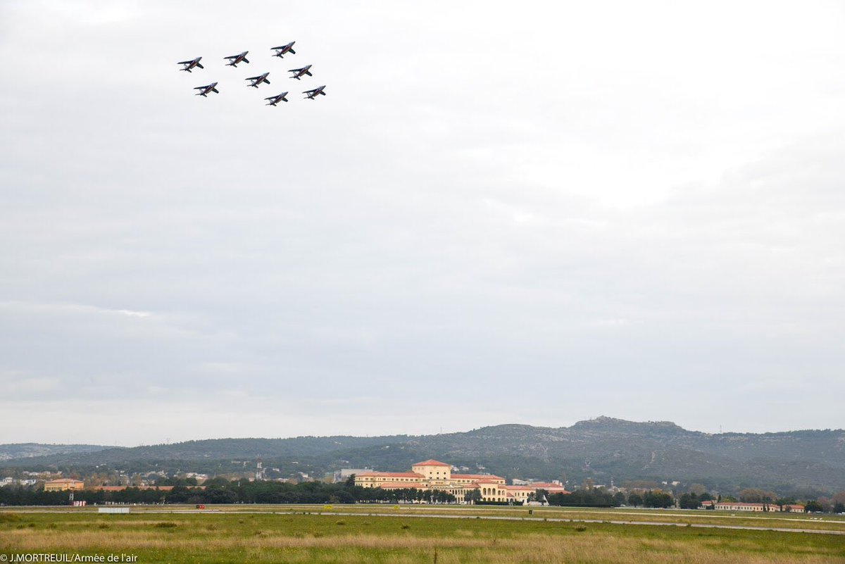 AthosLeaderPAF's tweet photo. Notre première semaine de vol à 8 se termine !  Boucle, tombé gauche, diamant, concorde... ça attaque fort pour la #PAF2019 ! #teamwork #TeamSpirit #ensembleenvol #inspironslefutur @PAFofficiel @Armee_de_lair @DevenirAviateur https://t.co/d0heTZQFCq