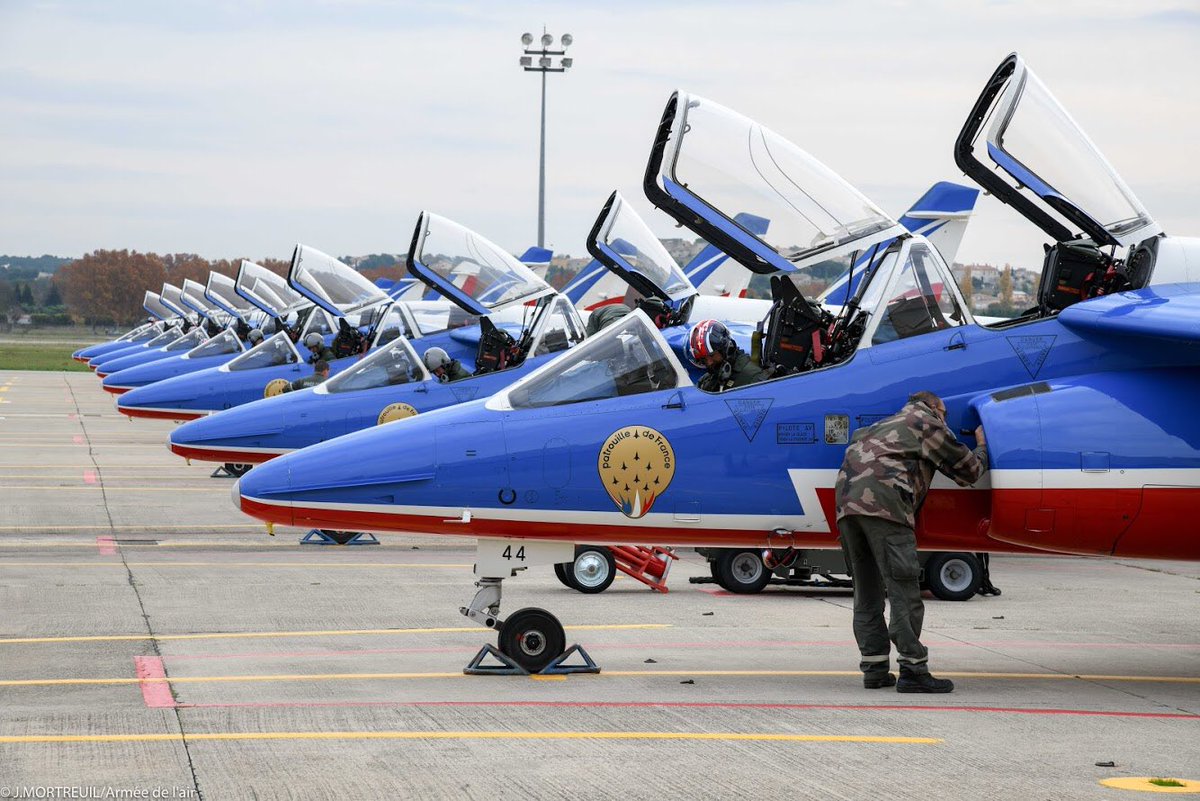AthosLeaderPAF's tweet photo. Notre première semaine de vol à 8 se termine !  Boucle, tombé gauche, diamant, concorde... ça attaque fort pour la #PAF2019 ! #teamwork #TeamSpirit #ensembleenvol #inspironslefutur @PAFofficiel @Armee_de_lair @DevenirAviateur https://t.co/d0heTZQFCq