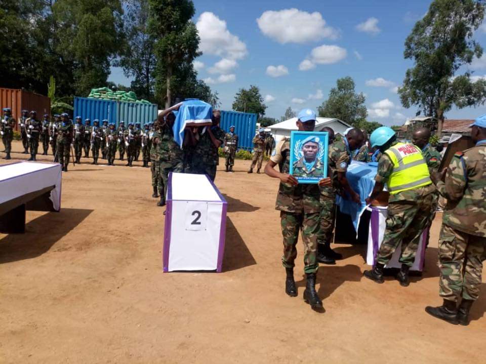 wembi_steve's tweet photo. #RDC: Les 6 corps des casques bleus #Malawites de la #MONUSCO exposés à Boikene dans leur base/Nord-Kivu. #Beni https://t.co/Ajmi5JNSYf