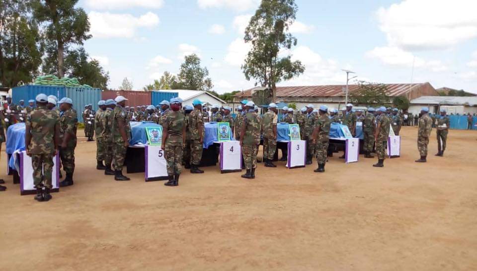 wembi_steve's tweet photo. #RDC: Les 6 corps des casques bleus #Malawites de la #MONUSCO exposés à Boikene dans leur base/Nord-Kivu. #Beni https://t.co/Ajmi5JNSYf