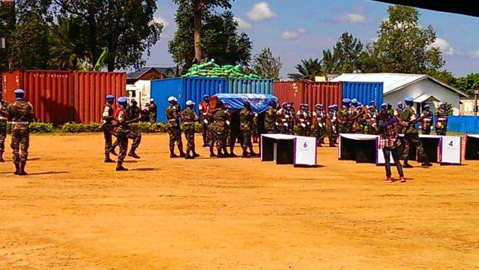 wembi_steve's tweet photo. #RDC: Les 6 corps des casques bleus #Malawites de la #MONUSCO exposés à Boikene dans leur base/Nord-Kivu. #Beni https://t.co/Ajmi5JNSYf