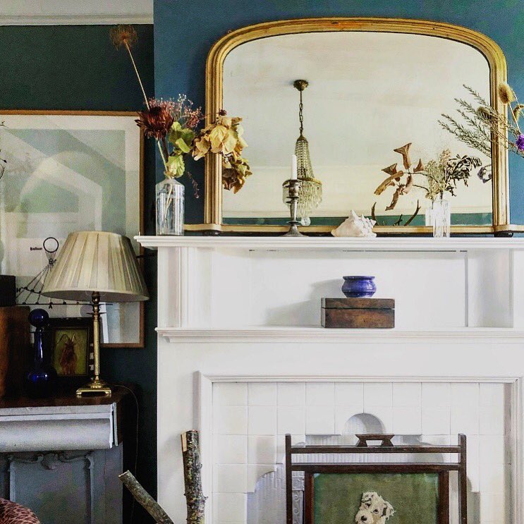 Findshopstudio's tweet image. Good morning, its pretty dark out there but at least it’s Saturday 😀This time of year the more mirrors you have the better, like this large gold antique overmantle, it adds light and the illusion of more space. 
#interiorstylingtips #find #cowslane #templebar