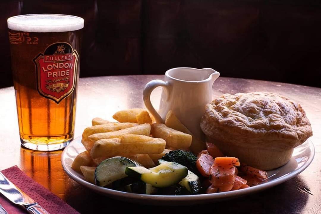 PobsPobjoy's tweet image. RETRO REVIEW:- 2016. This will rate higher by virtue of the fact it's served in a great English pub. The Plough @pyecome (really) just outside Brighton. 
Beef and ale,rich gravy,pastry a bit dry.
#ttpl SCORE= 7.5
Texture = 6
Taste = 8
Presentation = 7
Location = 9
#piereview #pie