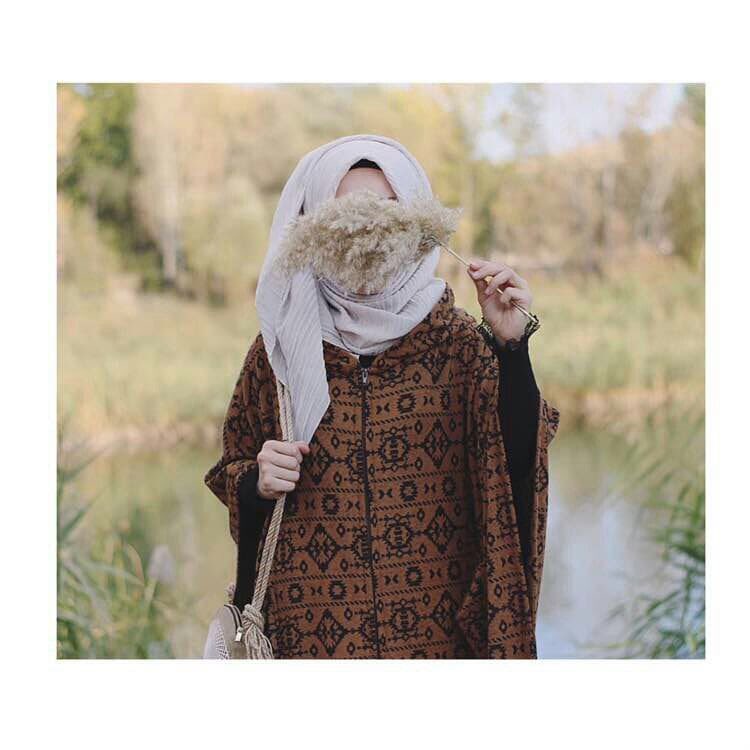 كم استأتُ  من نفسي عندما أدركت 
ان الحياة حفلة تنكرية وأنا حضرتها بوجهي الحقيقي ..💖