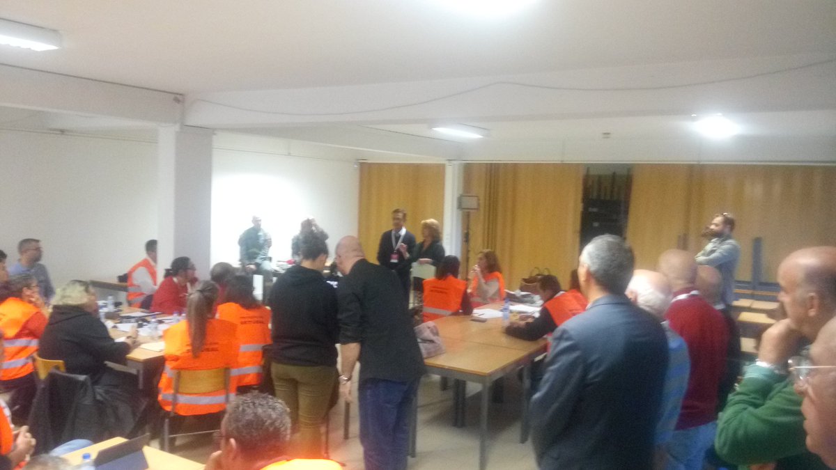 SetubalSos's tweet photo. #MiTREX2018 #ENDEX
Exercício de extrema exigência para @SetubalSos e para os Agentes de Proteção Civil de Setúbal. Cenário de #FMA com ventos muito fortes e concentrados, que levaram ao registo de um descarrilamento de um comboio de transporte de #hazmat. Missão cumprida https://t.co/8tgwbegxpw