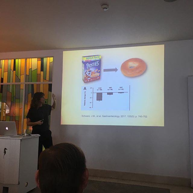 PaleoLC's tweet image. Studie von Robert Lustigs‘ Labor - Fructose ist schlimmer als Glucose. Die Kinder haben Frosties gegen Bagel getauscht. Messbare Reduktion des Leberfetts und VAT. #nafld #ketoexpert #lcu18 #lowcarb #lowcarbexperts paleolc.com/2Kbkh2i