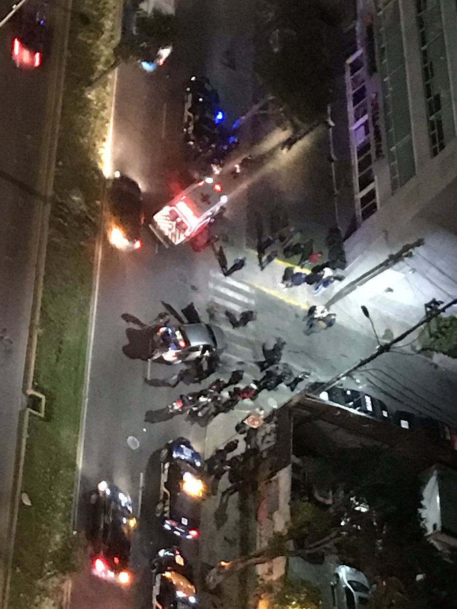 ra2k's tweet photo. Hace unos mins se escucho un choque y luego un tiroteo. Hay 16 patrullas y 3 ambulancias en la lateral de #riosanjoaquin a la altura de #lagozurich les comparto algunas fotografías si tienen noticias de que pasó @noticiasmvs @AztecaNoticias @NTelevisa_com @lopezdoriga @policia https://t.co/Y6BcENLCim