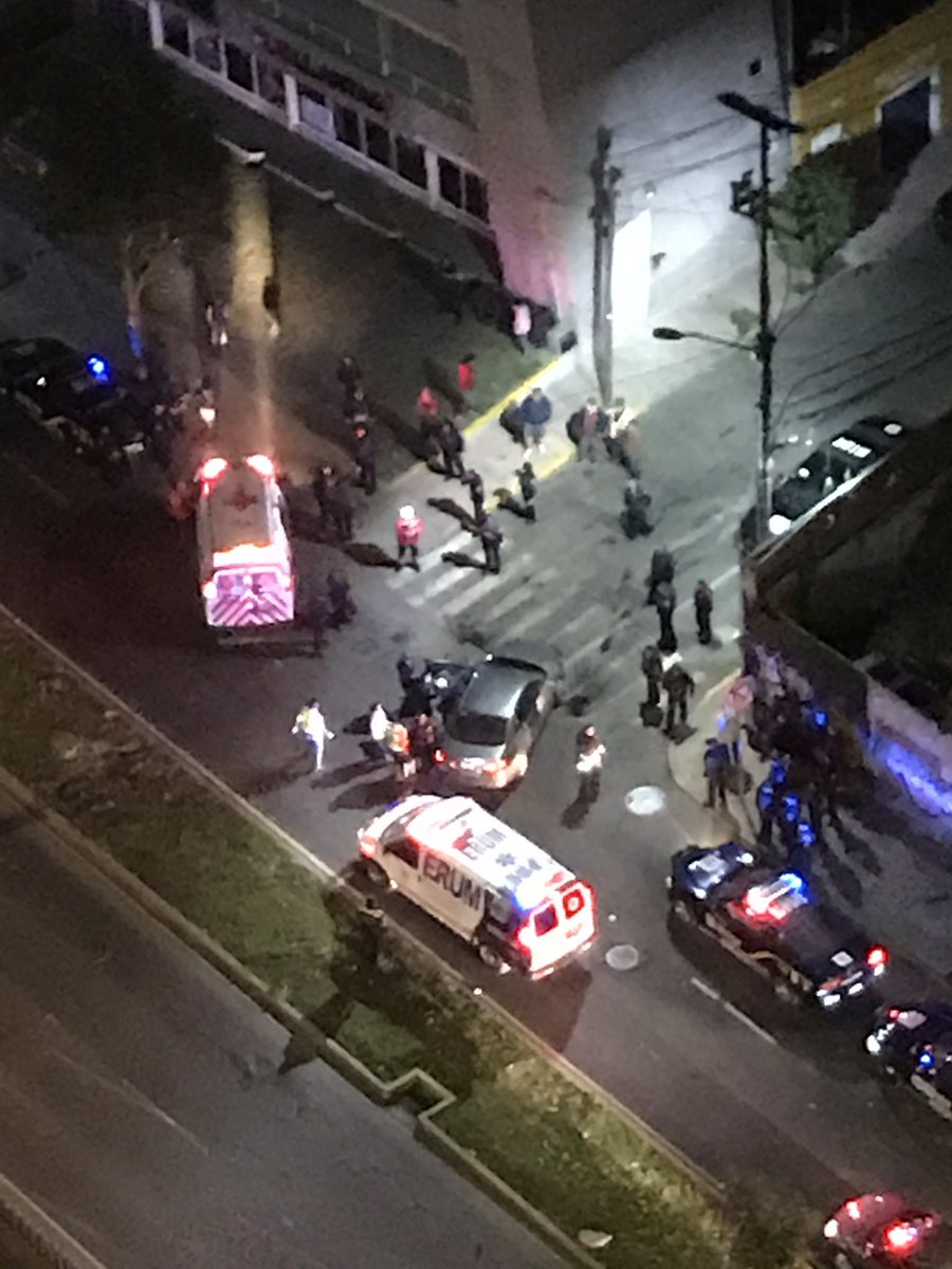 ra2k's tweet photo. Hace unos mins se escucho un choque y luego un tiroteo. Hay 16 patrullas y 3 ambulancias en la lateral de #riosanjoaquin a la altura de #lagozurich les comparto algunas fotografías si tienen noticias de que pasó @noticiasmvs @AztecaNoticias @NTelevisa_com @lopezdoriga @policia https://t.co/Y6BcENLCim