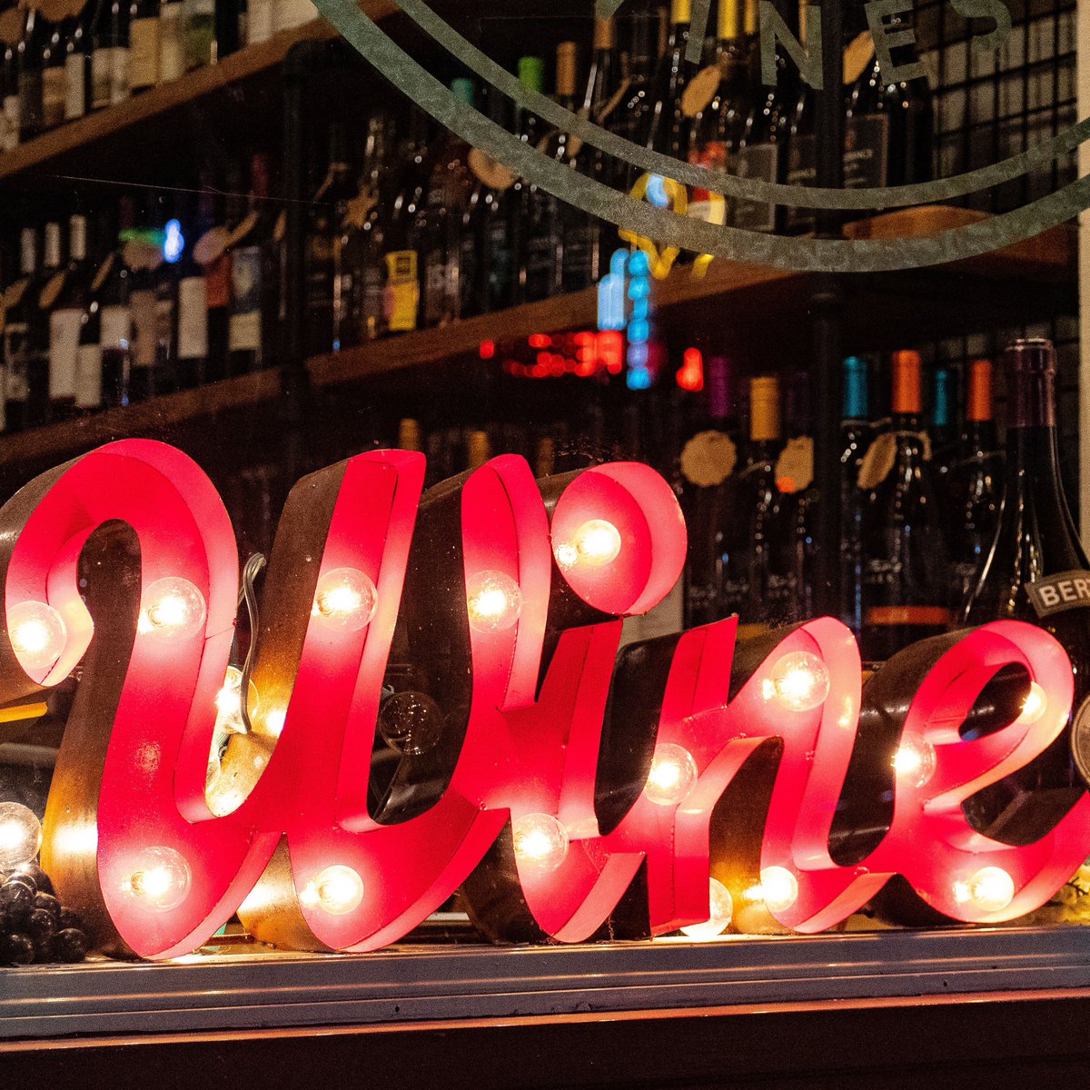 cantine_wine's tweet photo. Saturday mood 😎
Friends, atmosphere and a glass of good wine.
🍾🎉🎊✨💃
#cantinewine #iluoghidovenasceilvino #saturdaymood #friends #goodwine #wine #glassofwine #itswinetime #atmosphere #eveningout #cellar #bookingonline https://t.co/Qgtor1MAds